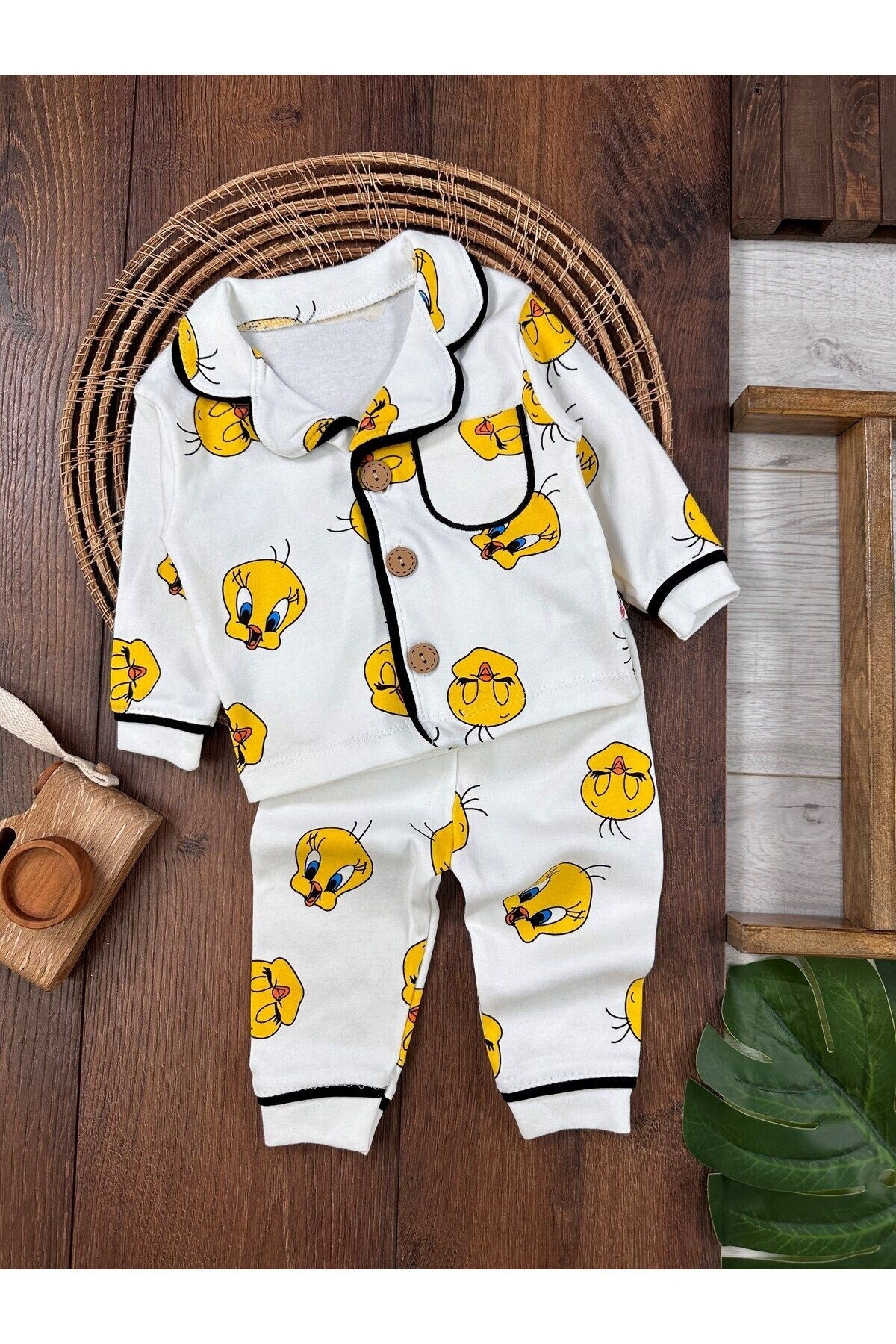 VaVbaby%20%100%20Pamuk%20Kruvaze%20Yaka%20Önden%20Düğmeli%20Tweety%20Mevsimlik%20Bebek%20Pijama%20Takım%20(Yaş)