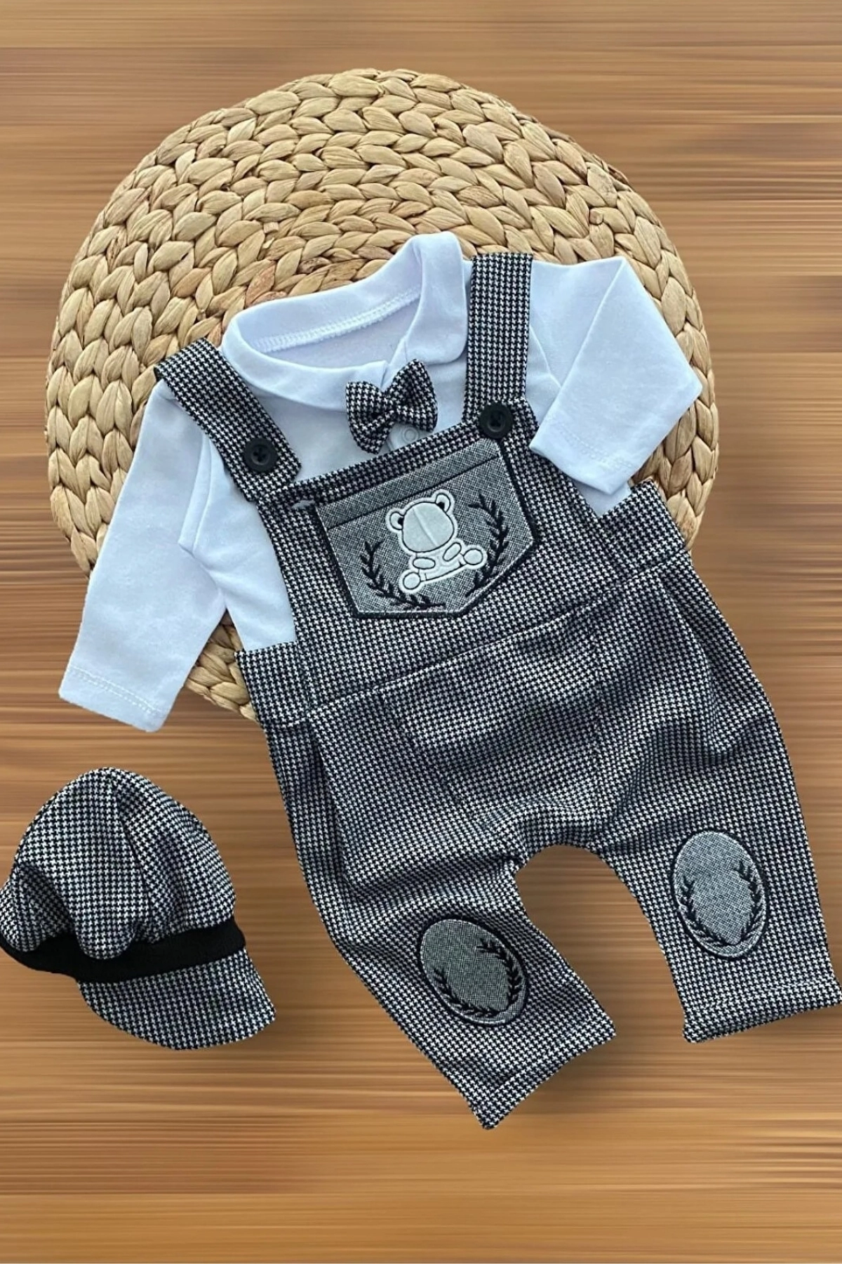 Erkek%20Bebek%20Ayıcıklı%20Salopet%20Takım%20-%20Kasketli,%20Papyonlu%203’lü%20Set%20Gri