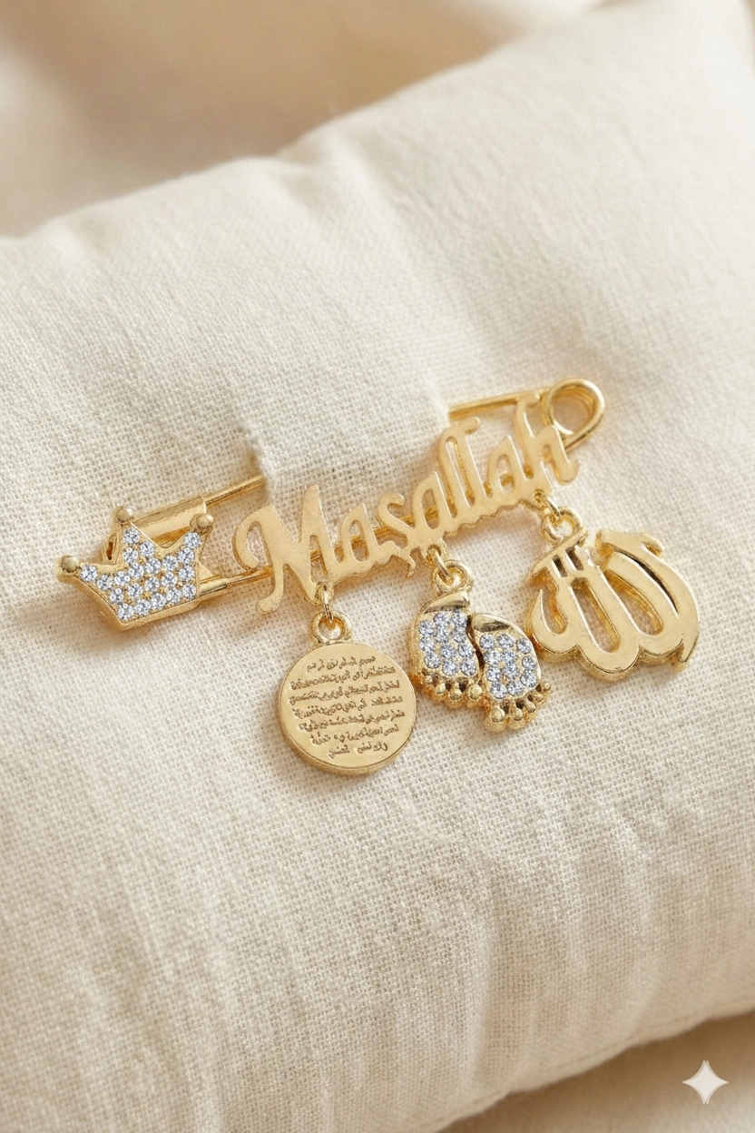 Maşallah%20Yazılı%20Bebek%20Yaka%20İğnesi%203’lü%20Sallantılı%20Charm%20Detaylı%20Beyaz