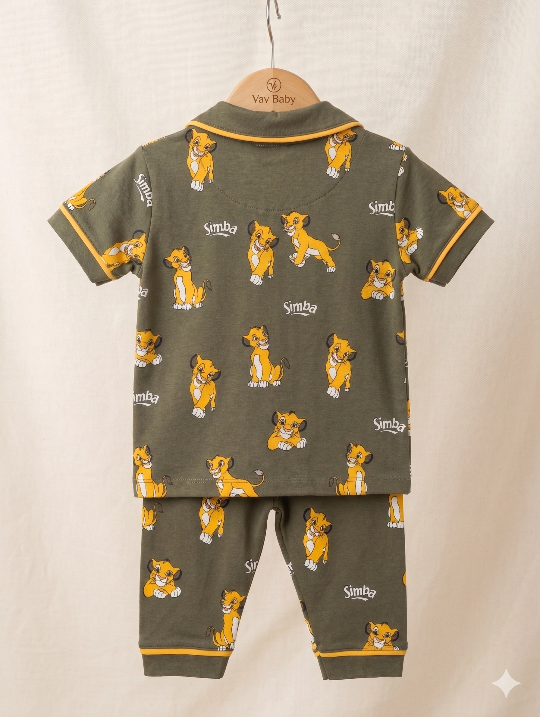 %20Pamuklu%20Kruvaze%20Yaka%20Önden%20Düğmeli%20Aslan%20Kral%20Desenli%20Mevsimlik%20Alt%20Üst%20Pijama%20Takım%20(Yeşil)