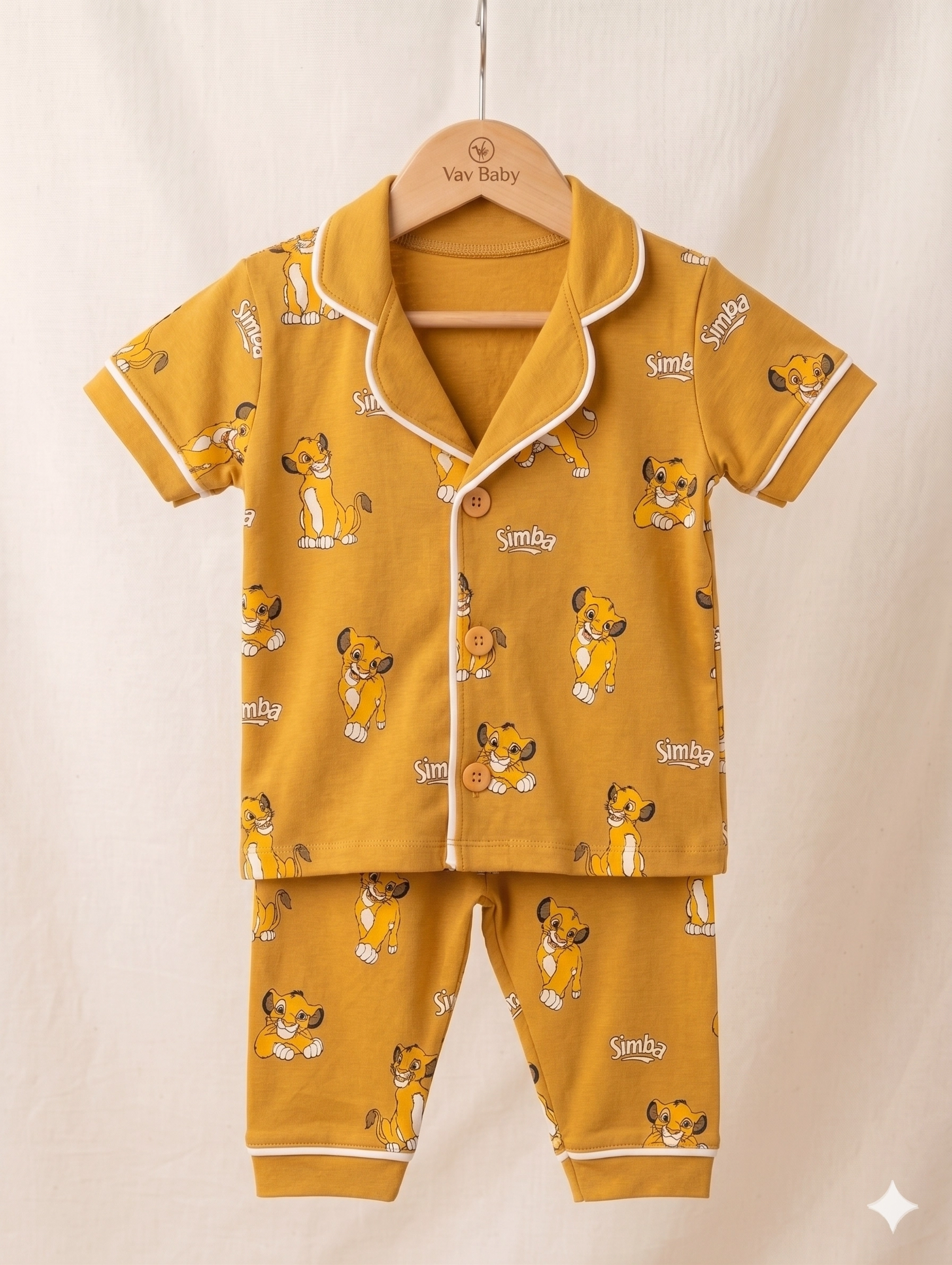 Pamuklu%20Kruvaze%20Yaka%20Önden%20Düğmeli%20Aslan%20Kral%20Desenli%20Mevsimlik%20Alt%20Üst%20Pijama%20Takım%20(Sarı)