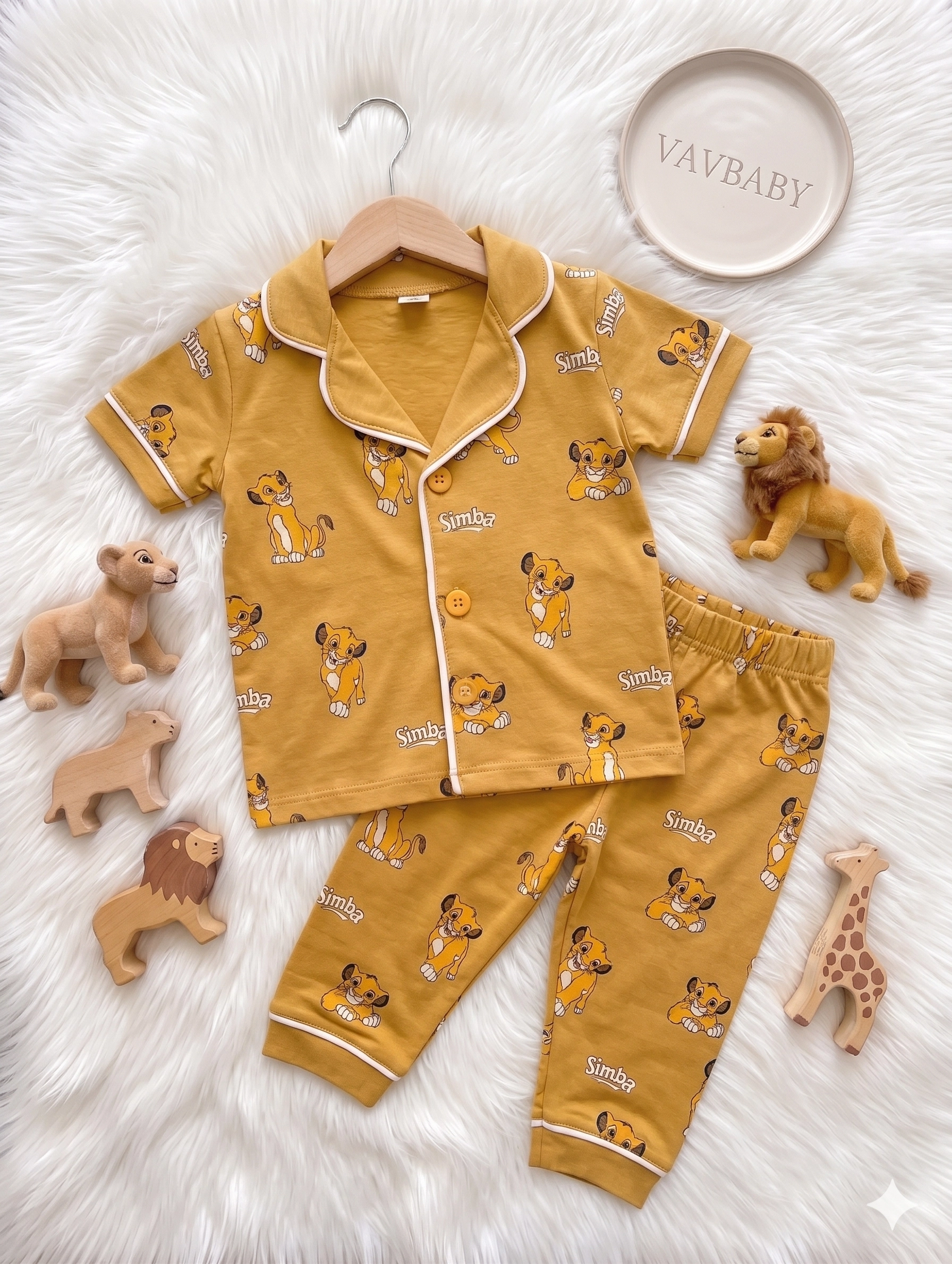 Pamuklu%20Kruvaze%20Yaka%20Önden%20Düğmeli%20Aslan%20Kral%20Desenli%20Mevsimlik%20Alt%20Üst%20Pijama%20Takım%20(Sarı)
