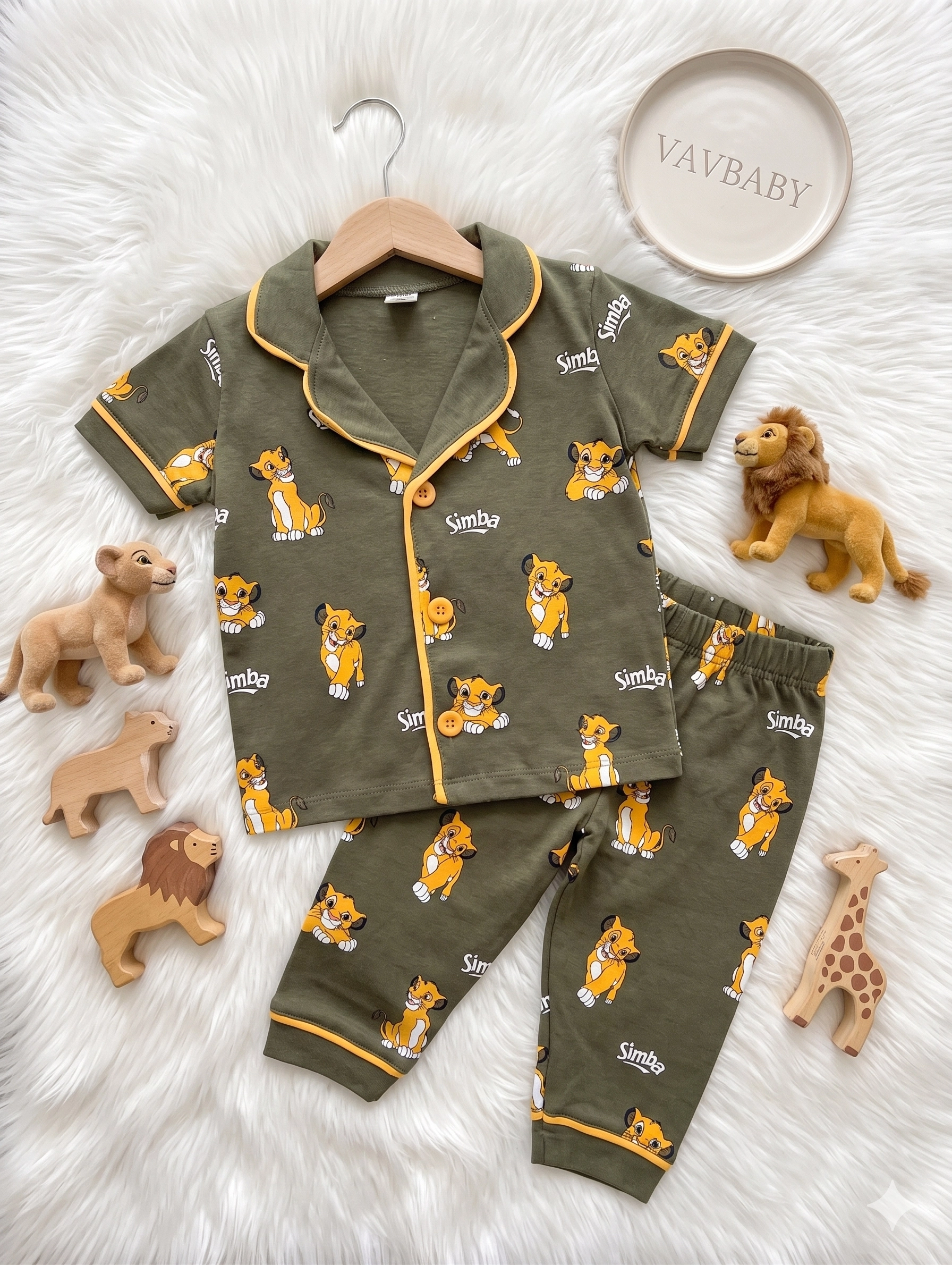 %20Pamuklu%20Kruvaze%20Yaka%20Önden%20Düğmeli%20Aslan%20Kral%20Desenli%20Mevsimlik%20Alt%20Üst%20Pijama%20Takım%20(Yeşil)