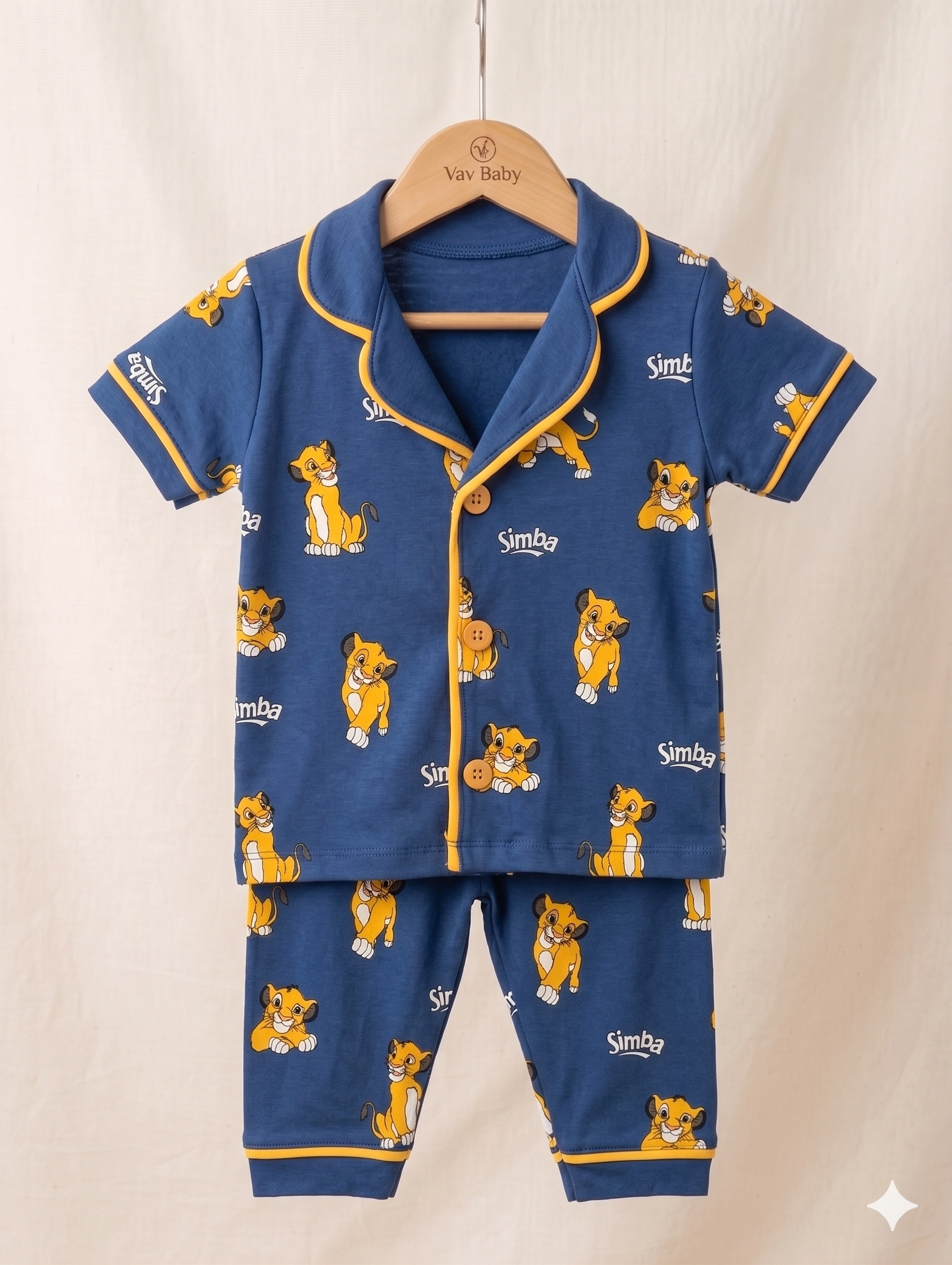 %20Pamuklu%20Kruvaze%20Yaka%20Önden%20Düğmeli%20Aslan%20Kral%20Desenli%20Mevsimlik%20Alt%20Üst%20Pijama%20Takım%20(Mavi)