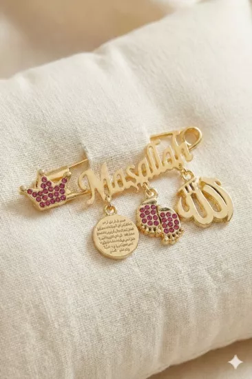 Maşallah Yazılı Bebek Yaka İğnesi 3’lü Sallantılı Charm Detaylı Pembe